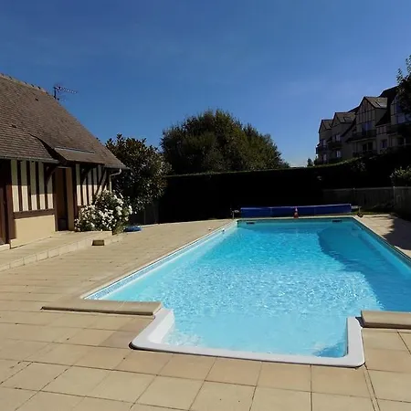 Three- Bedroom House In * Deauville
