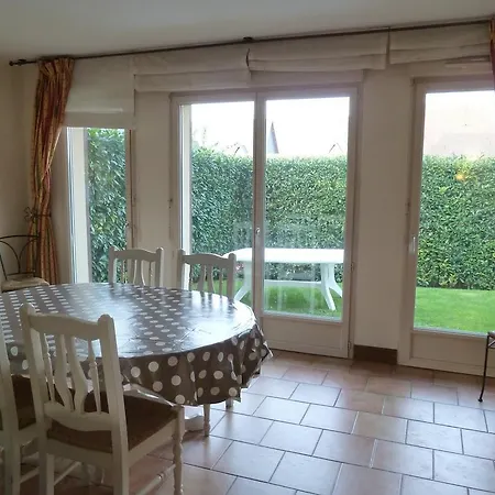 Three- Bedroom House In Deauville